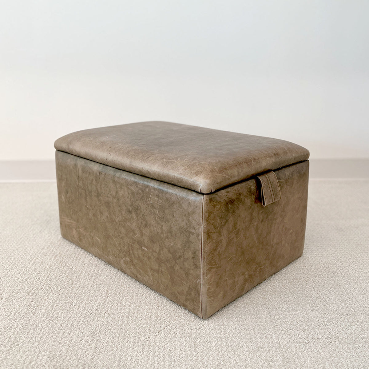 FLIP-TOP STORAGE OTTOMAN