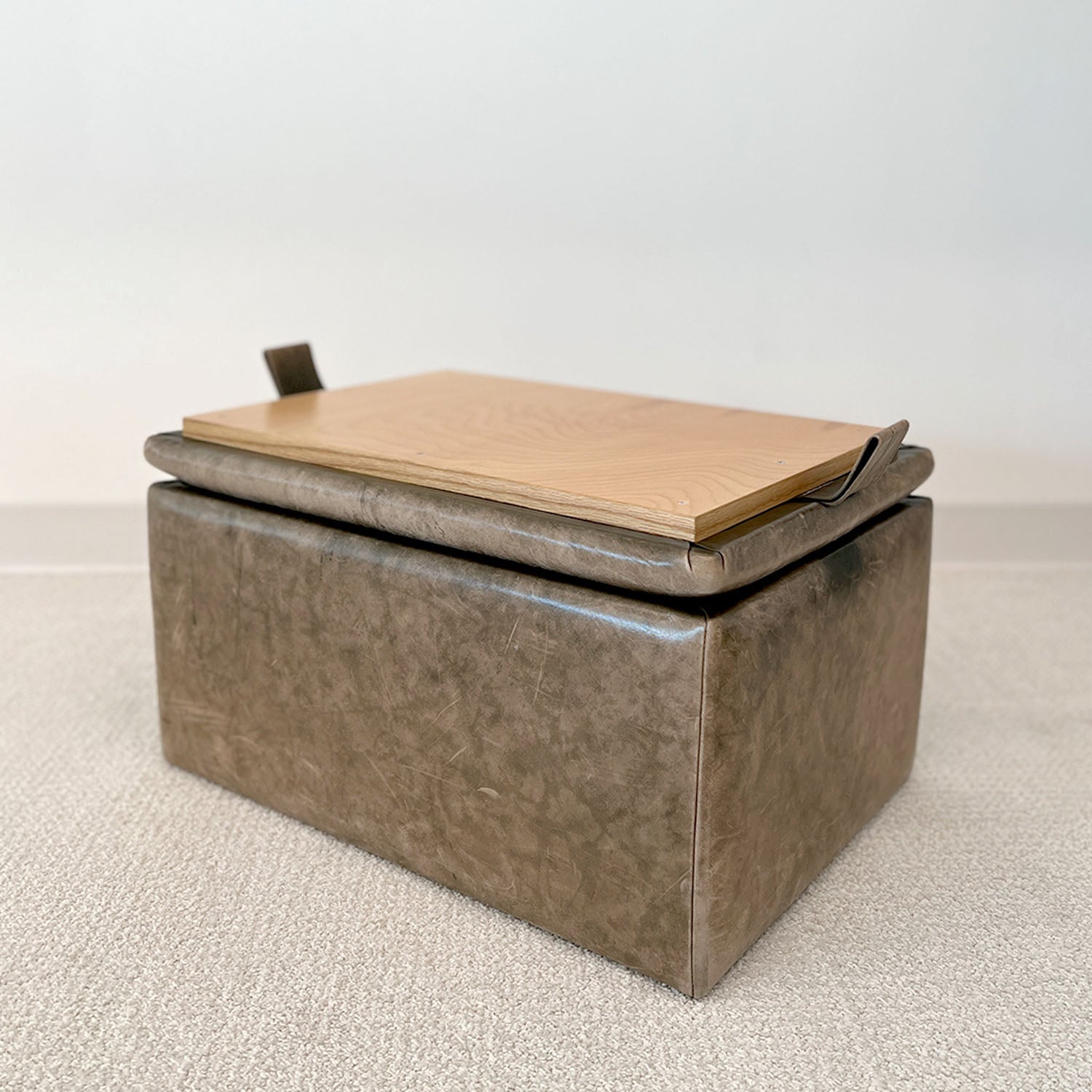 FLIP-TOP STORAGE OTTOMAN