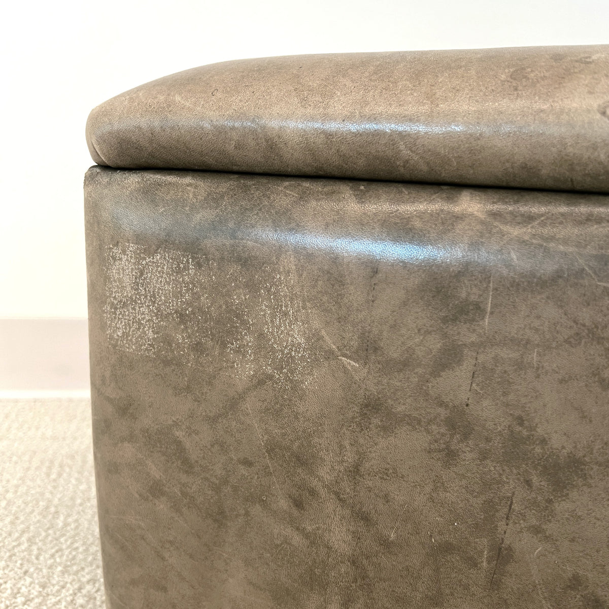 FLIP-TOP STORAGE OTTOMAN