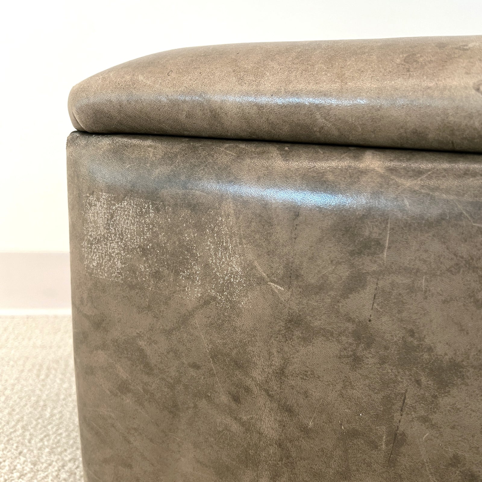 FLIP-TOP STORAGE OTTOMAN