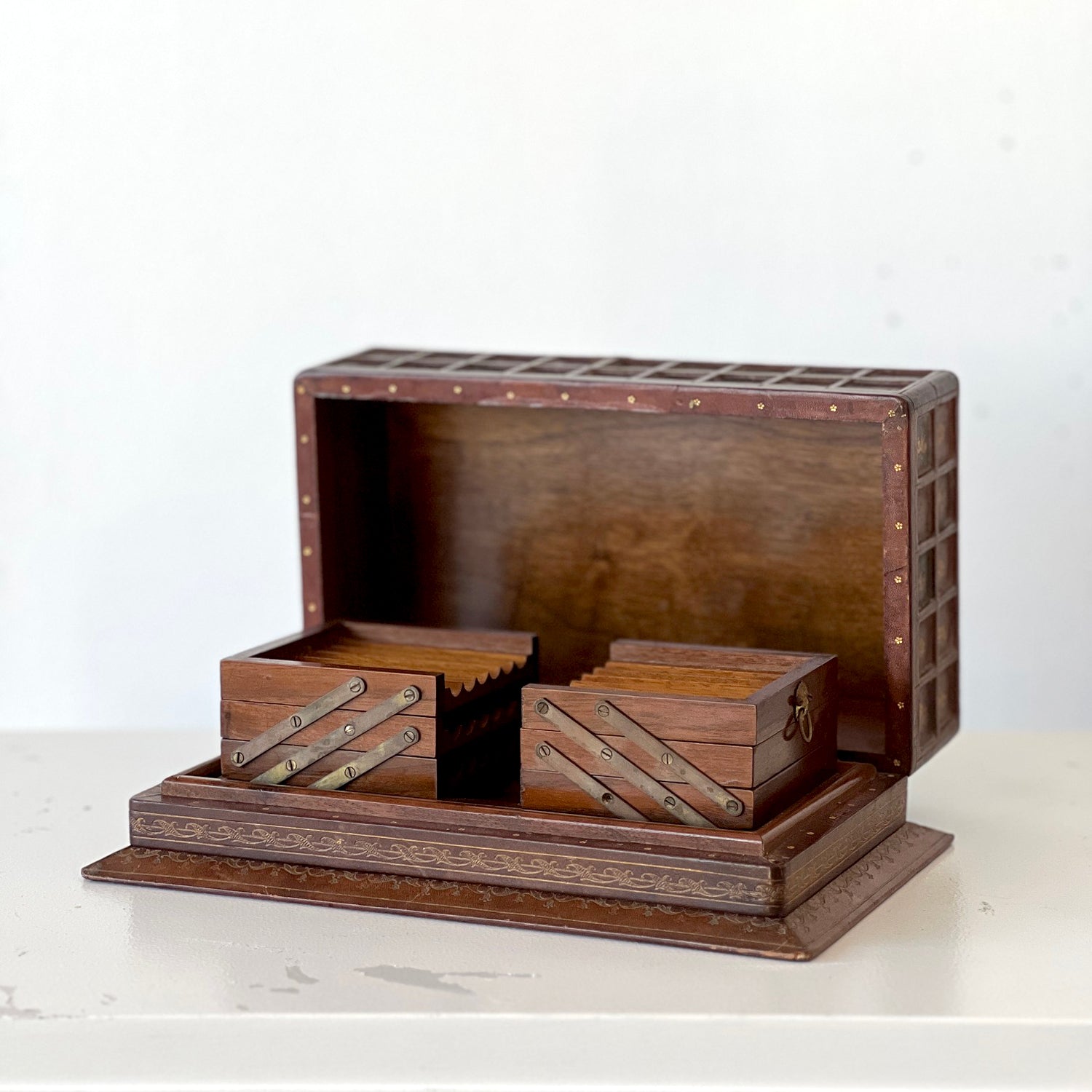 CIGARETTE BOX