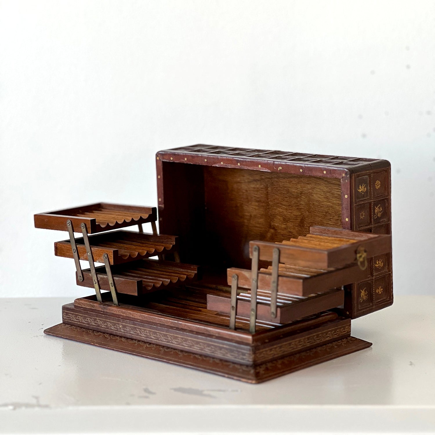 CIGARETTE BOX