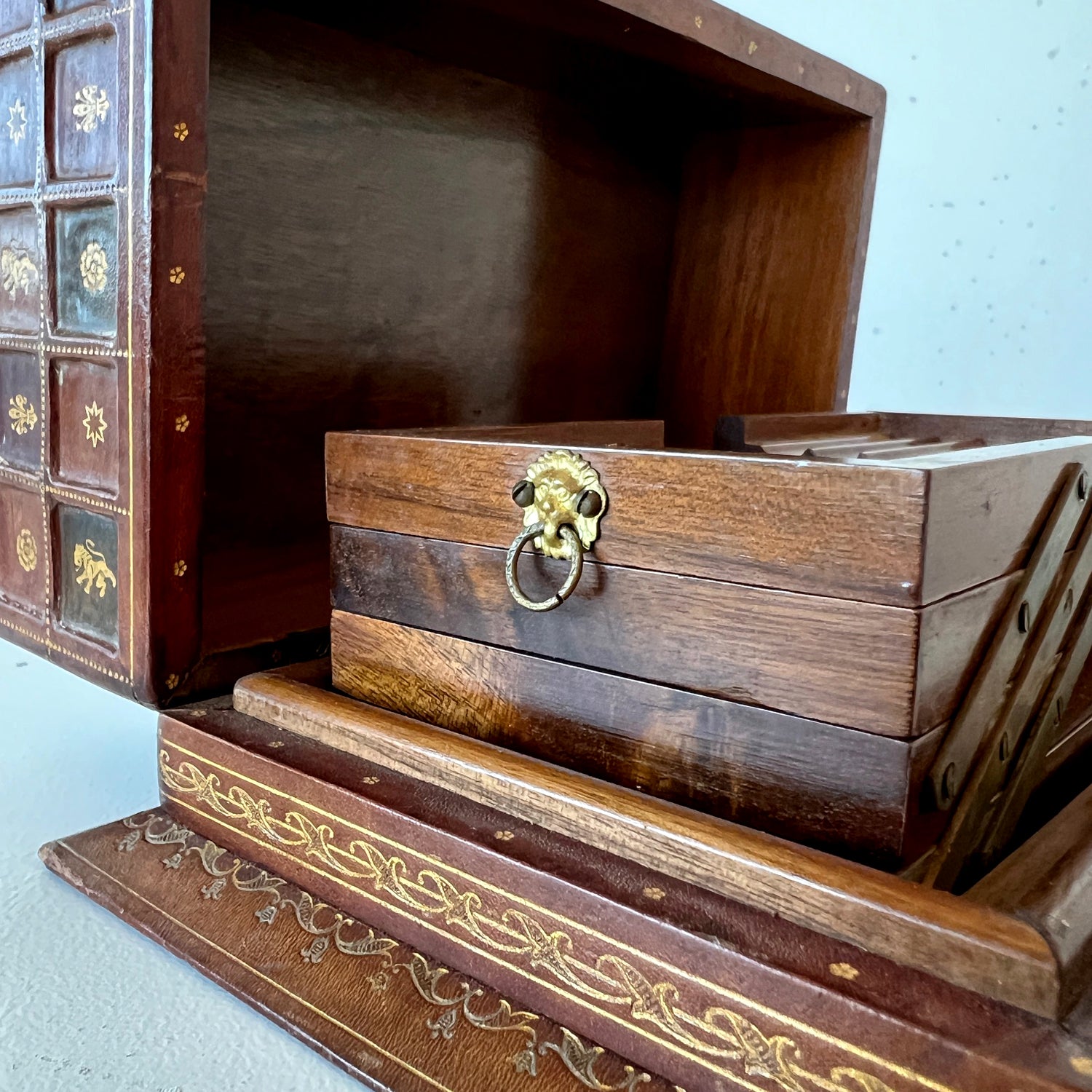 CIGARETTE BOX