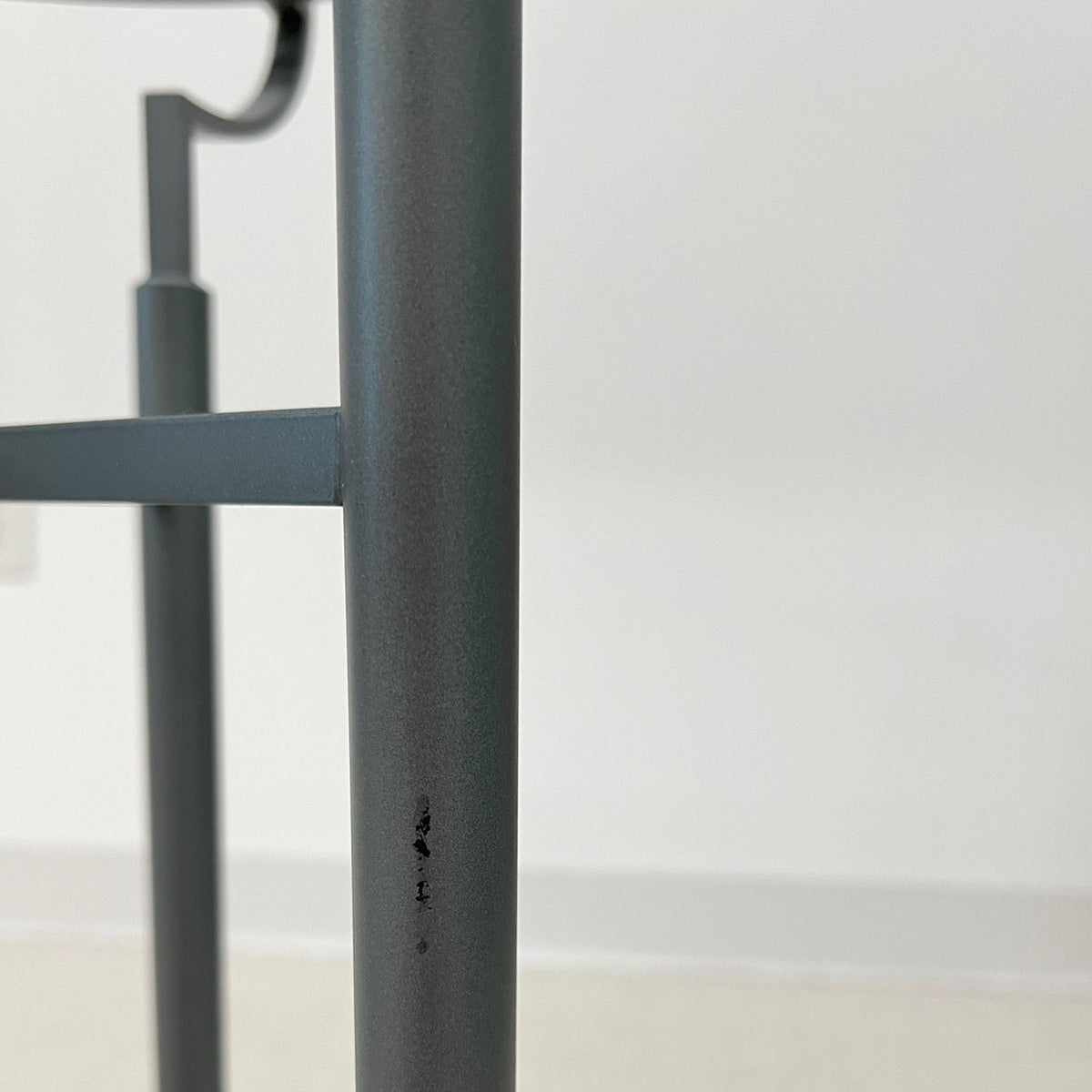 TRIPOD SIDE TABLE™ GRAY - SHOWROOM SAMPLE