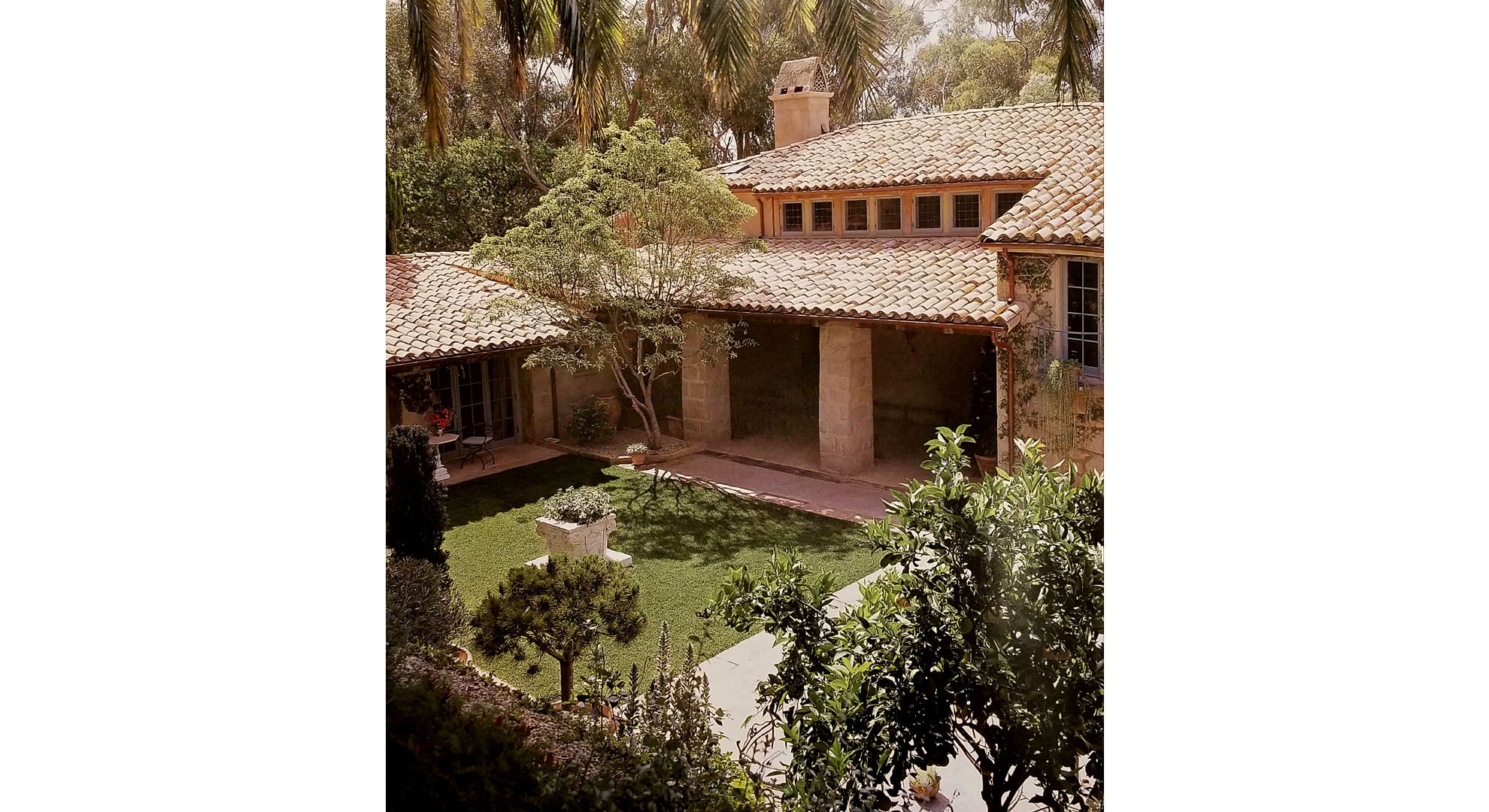 OUTDOOR LIVING